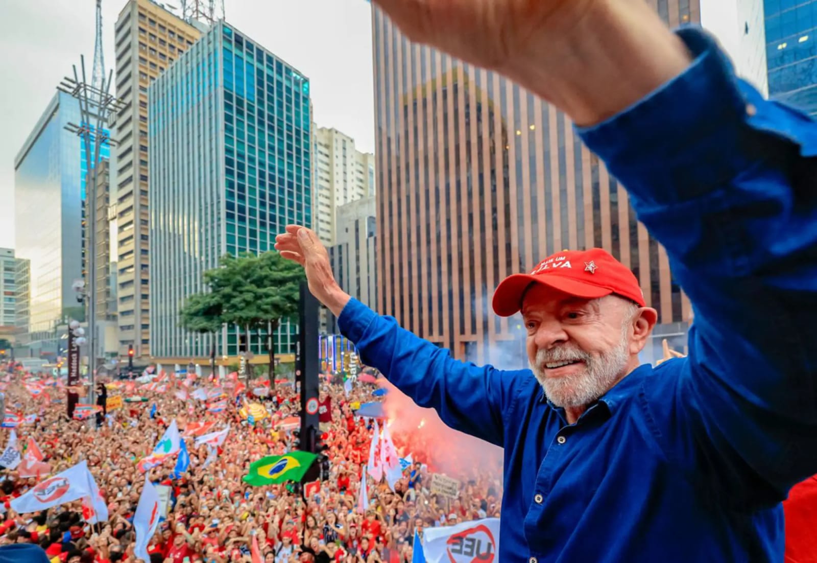 Lula ganhou 31 mil votos a mais no 2º turno em Aparecida, enquanto Flávio ganhou 23 mil
