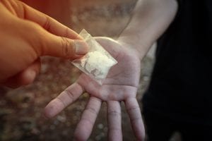 Droga apreendida com visitante não implica responsabilização do apenado
