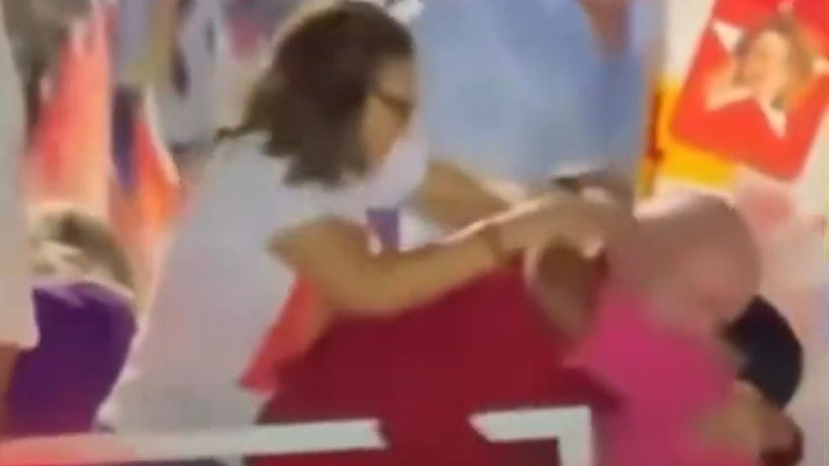 Janja interrompe abraço de Lula com apoiadora; veja vídeo