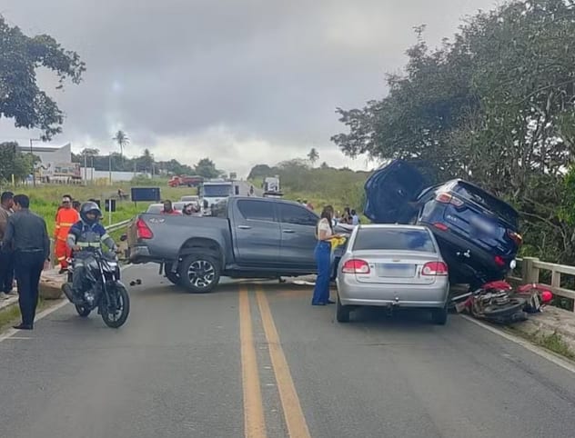 Colisão entre quatro veículos é registrada na BR-235, em Itabaiana