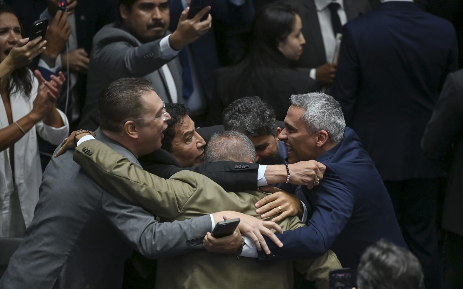 Três em cada quatro do PL ignoram a carta de Flávio, o “antes de 2030” e o Fundo do DF na mira