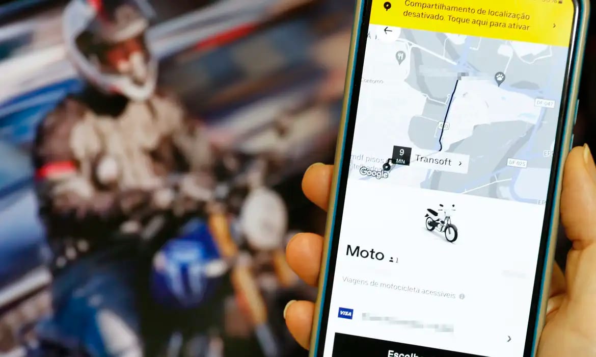 STF adia julgamento sobre vínculo de emprego entre motoristas e aplicativos de transporte