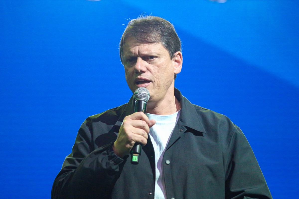 Tarcísio busca apoio do Republicanos para Flávio Bolsonaro antes de convenção