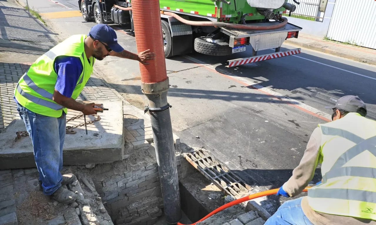 Joinville usa caminhão hidrovácuo para reforçar limpeza contra alagamentos