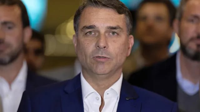 Flávio Bolsonaro promete conceder anistia ao pai. Julgamento foi “farsa”