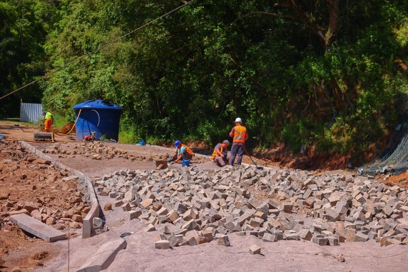 CIDADE. Prefeitura trabalha na recomposição do calçamento em pedra na Estrada do Perau para posterior liberação da via