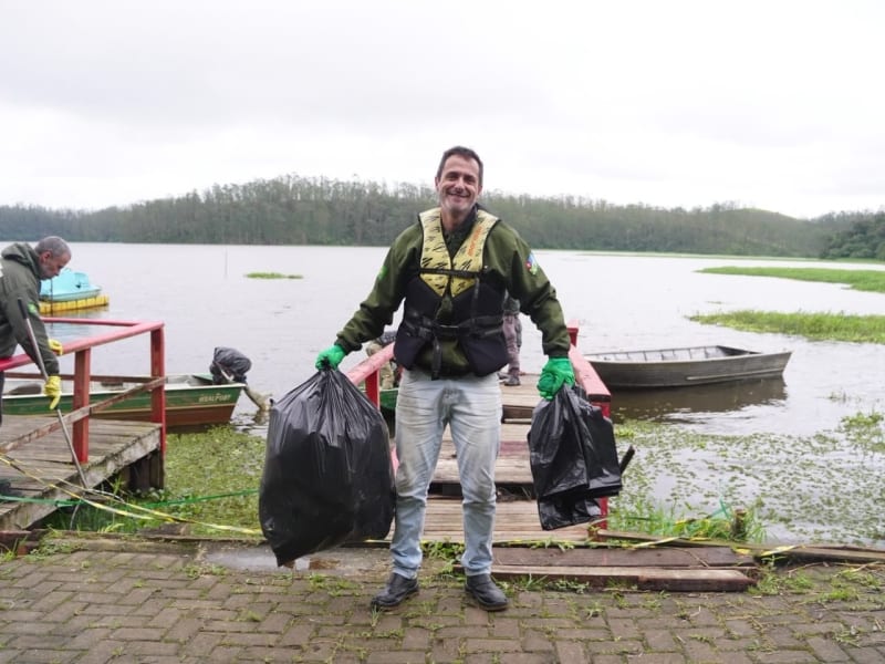 Ribeirão Pires recolhe 200 quilos de resíduos na Represa Billings e apreende rede de pesca irregular