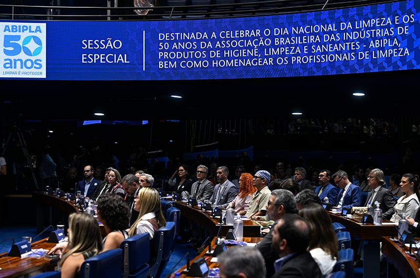 Senado celebra 50 anos da Abipla e homenageia profissionais da limpeza