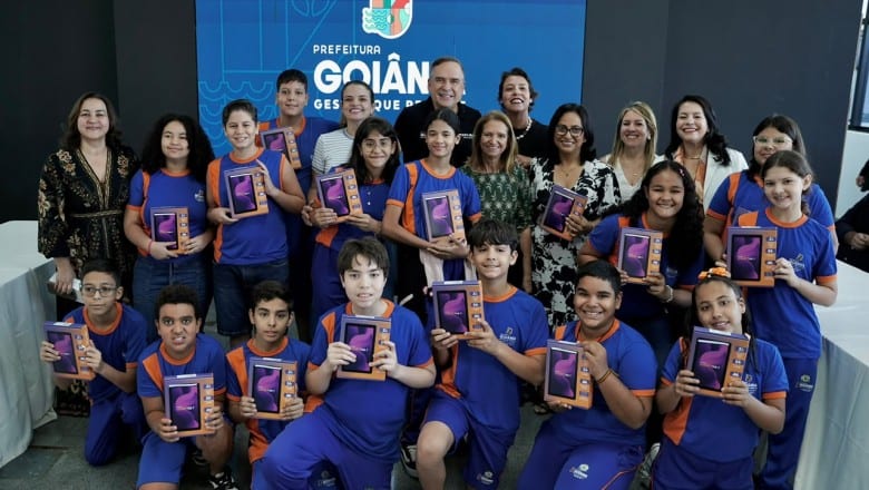 Alunos de escola municipal de Goiânia celebram Ideb 8,3 e recebem tablets