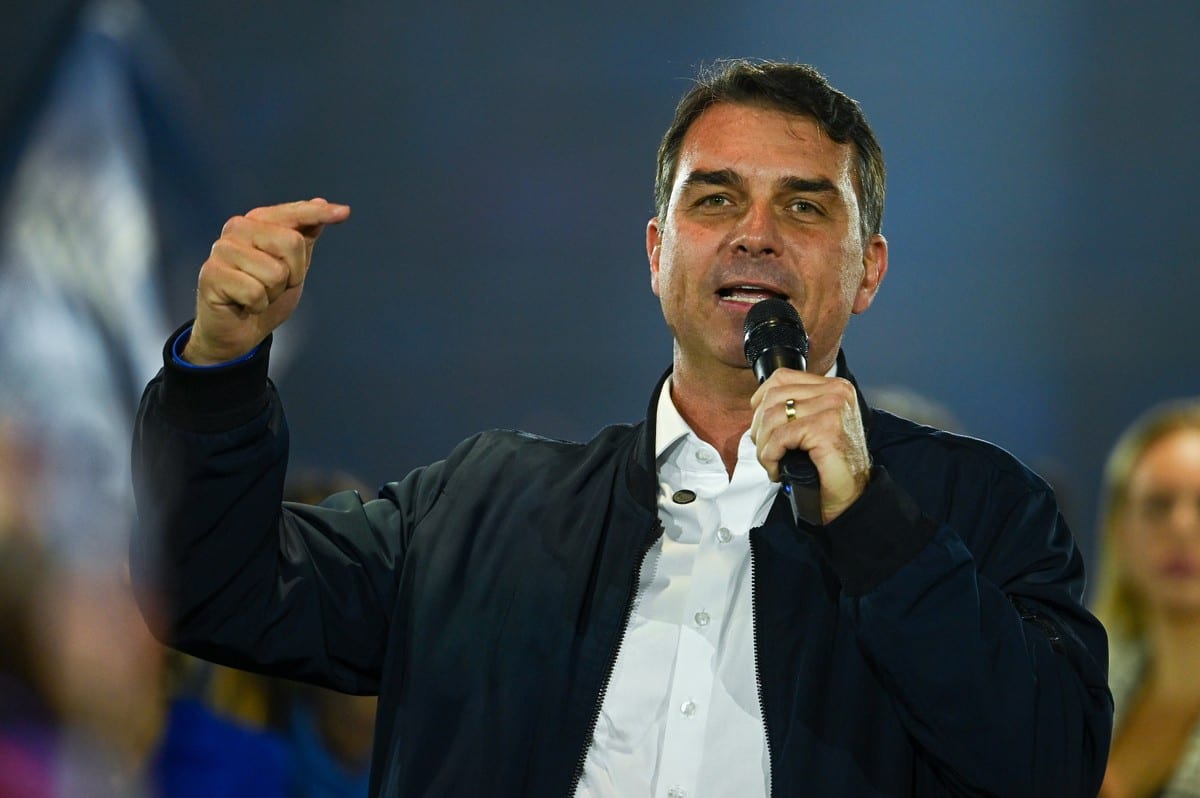 Flávio confirma que vai visitar Jair Bolsonaro nesta terça (13): 'Ansioso para dar um abraço nele'