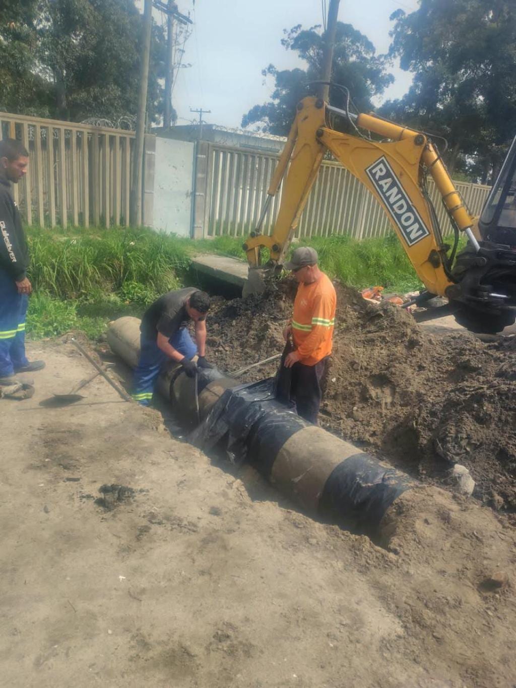 Prefeitura realiza manutenção de tampas e tubos de concreto em pontos do Município