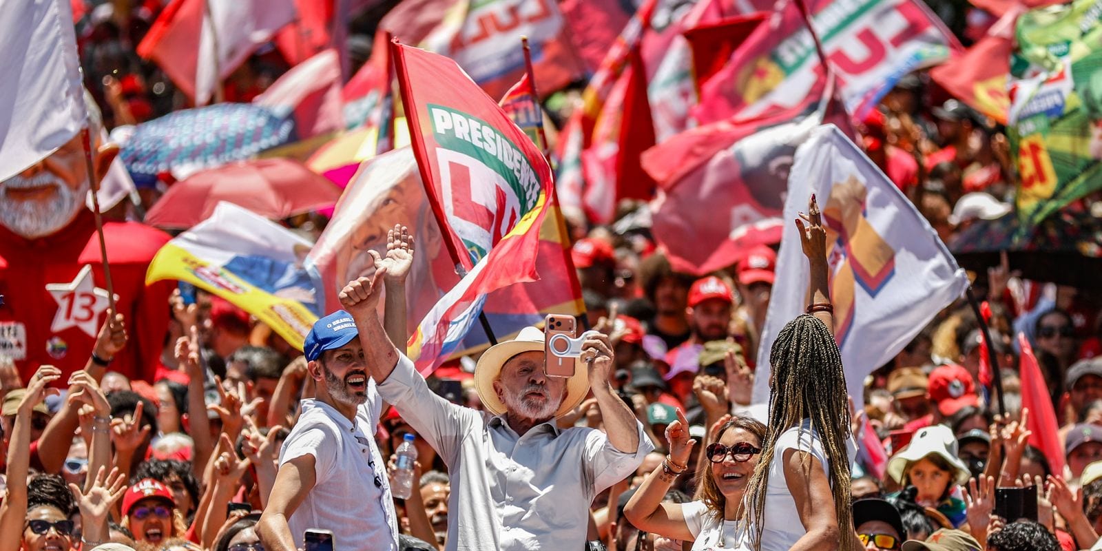 Lula defende o fim da escala 6x1 durante comício eleitoral em Ceilândia