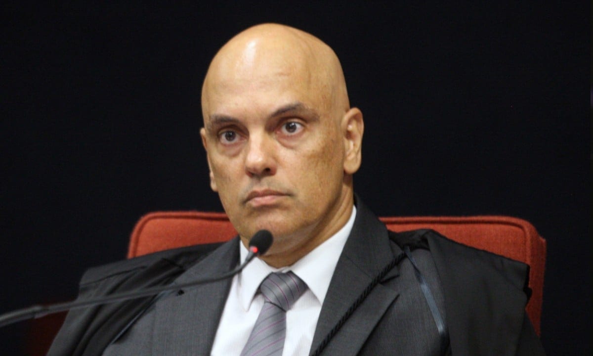Moares libera visitas de Flávio a Jair Bolsonaro