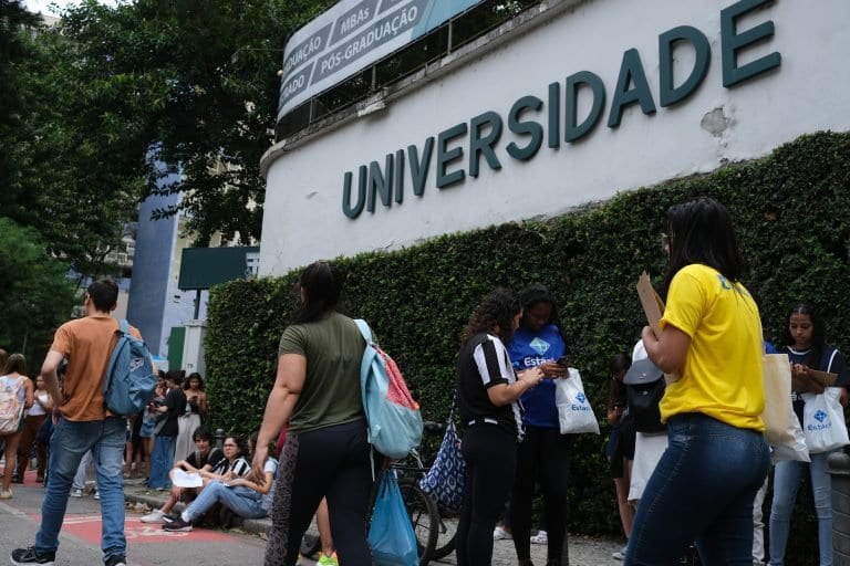 PL 3029/26 acaba com vestibular e garante vaga a quem concluir o ensino médio