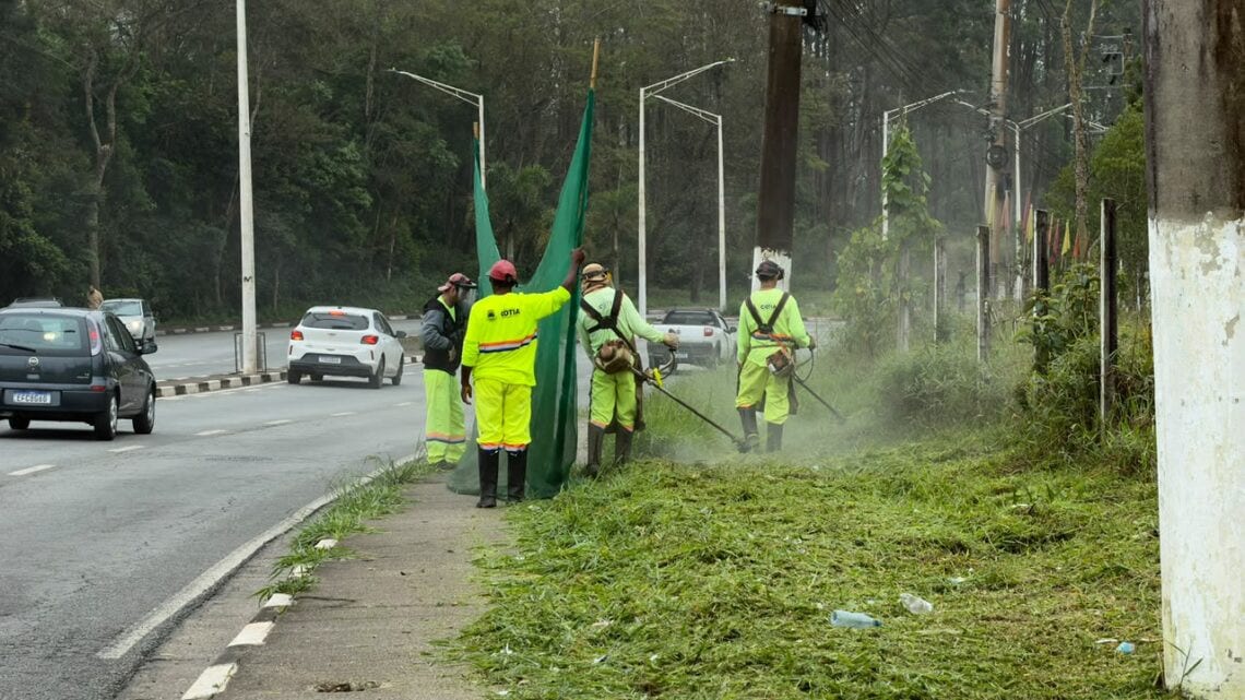 Cotia: Prefeitura intensifica frentes de manutenção, zeladoria e desassoreamento em diversos bairros