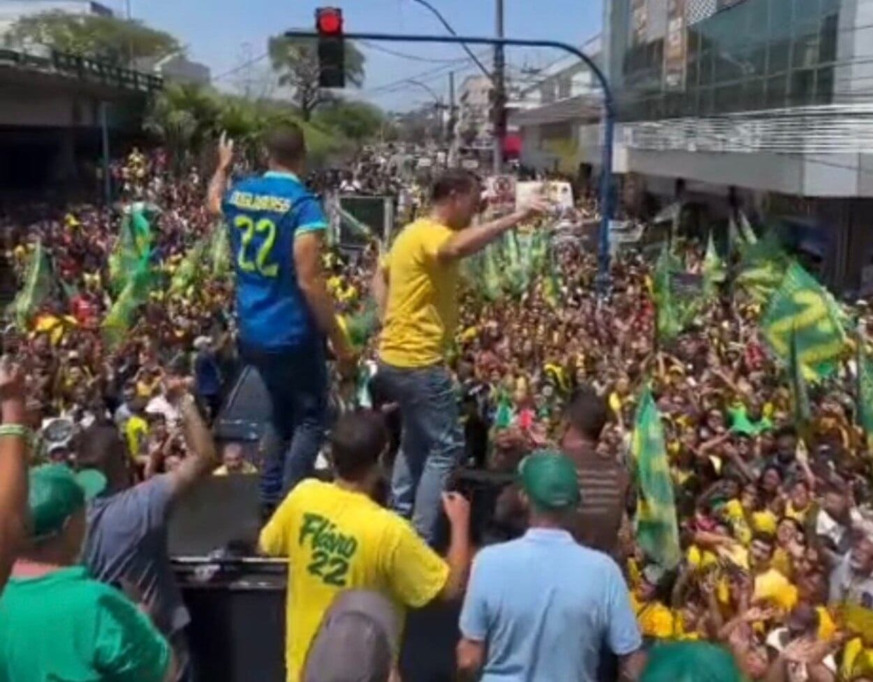 Flávio Bolsonaro lidera motocarreata em São Gonçalo e celebra vitória de Douglas Ruas no 1º turno