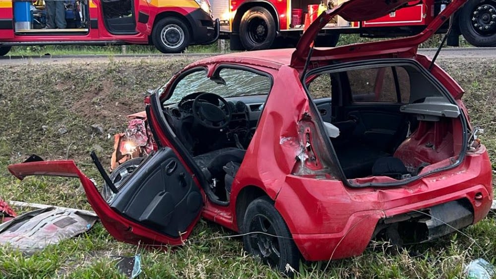 Acidente entre carro e caminhão deixa motorista ferido na SC-417, em Garuva