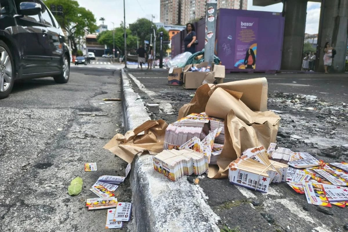 Ruas da capital acumularam 290 toneladas de lixo eleitoral no 1º turno