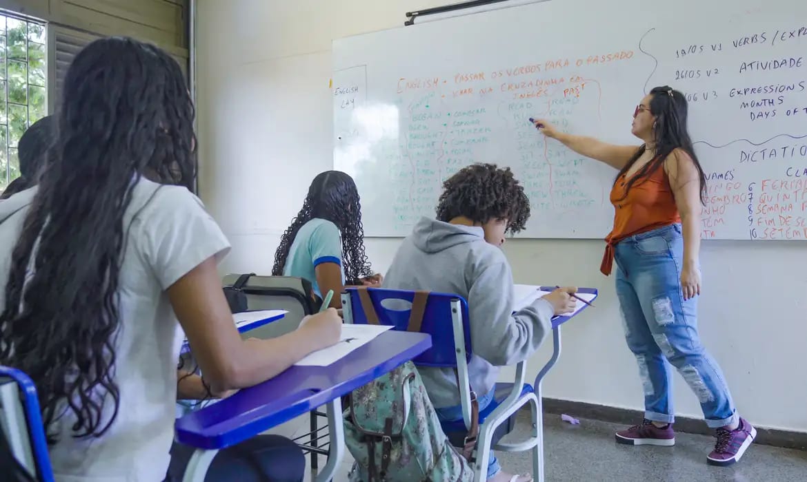 Flávio Bolsonaro defende escolas cívico-militares, enquanto Lula promete ampliar ensino integral