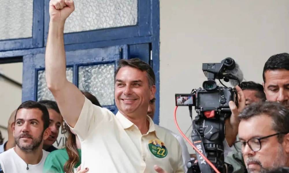 Flávio Bolsonaro mantém vantagem sobre Lula no segundo turno, aponta análise de dez pesquisas