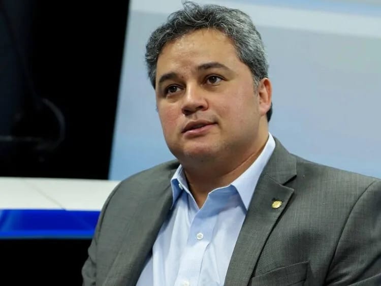 Efraim repudia atentado a Ricardo Coutinho em ato em João Pessoa