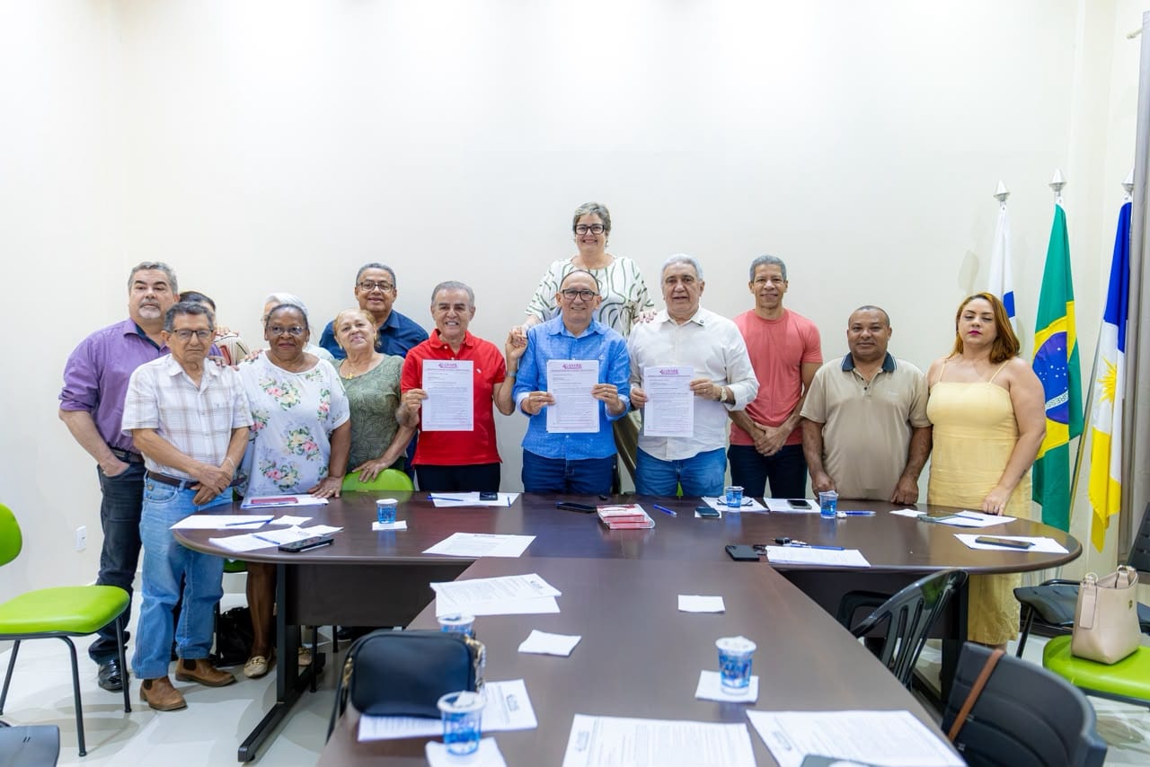 Laurez Moreira assina documento com pautas dos trabalhadores da saúde