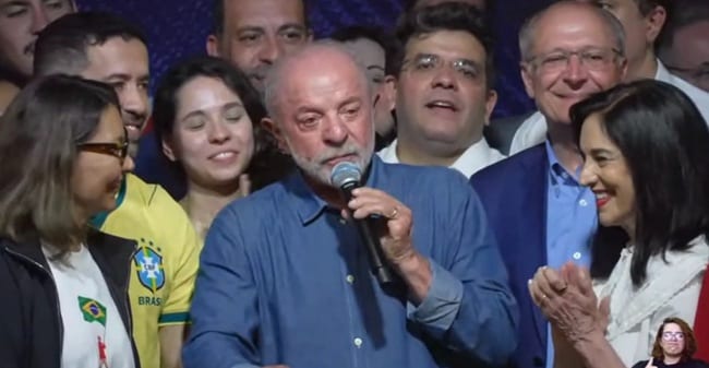 Durante discurso da vitória, Lula agradece apoiadores e se diz "escolhido por Deus"