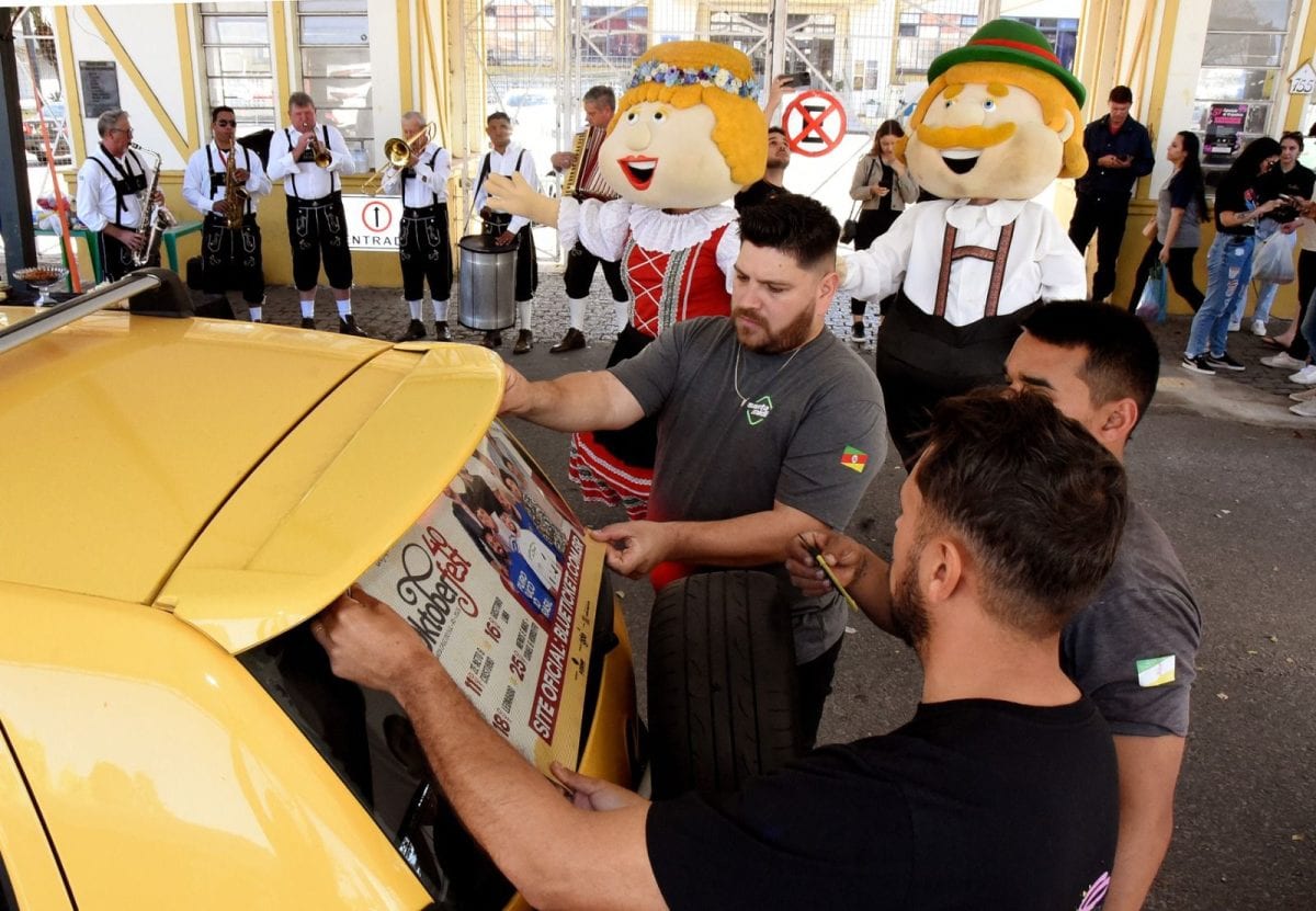 Adesivaço distribui ingressos para shows da 41ª Oktoberfest neste sábado
