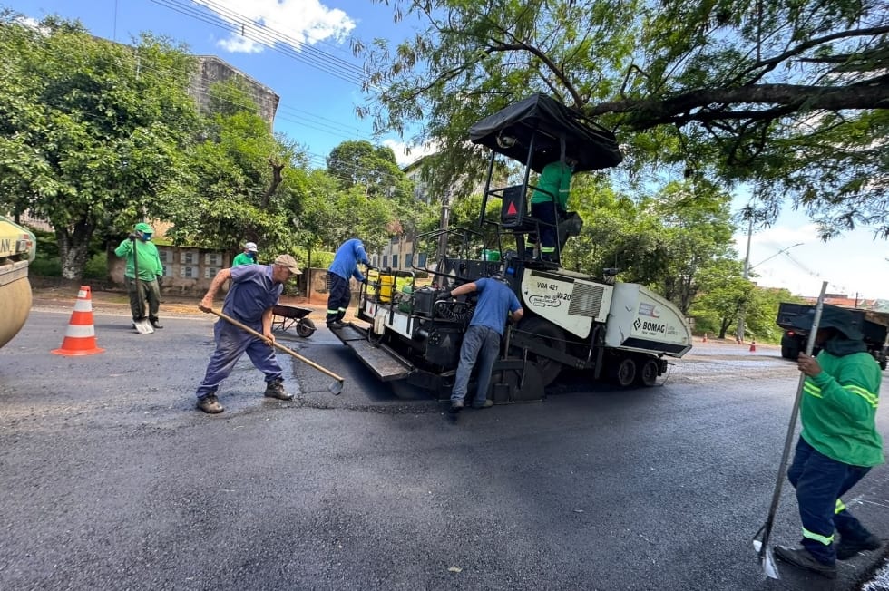 Prudenco avança com recapeamento na Avenida Manoel Romeu Cayres e prevê retomada na Salim Farah Maluf