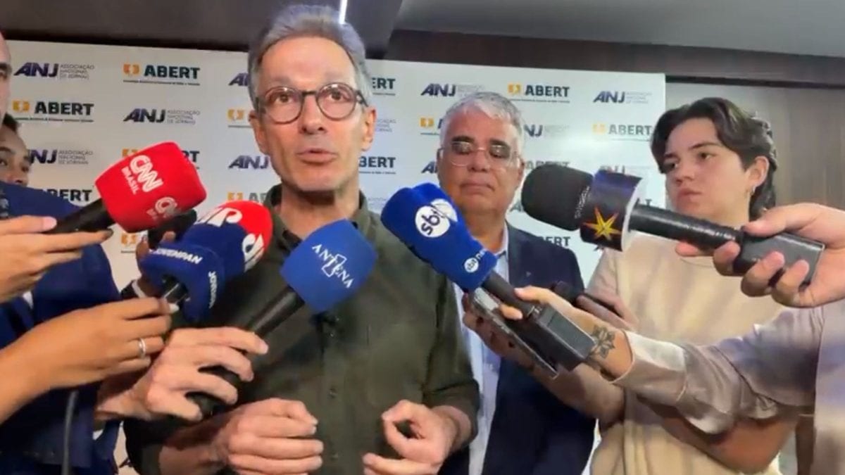 “Democracia já está mais do que ameaçada”, diz Zema