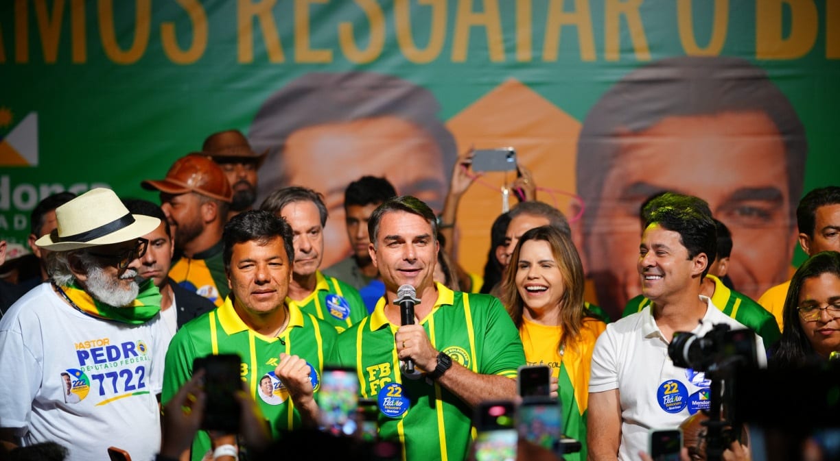 Flávio Bolsonaro evita declarar apoio na disputa pelo governo de Pernambuco