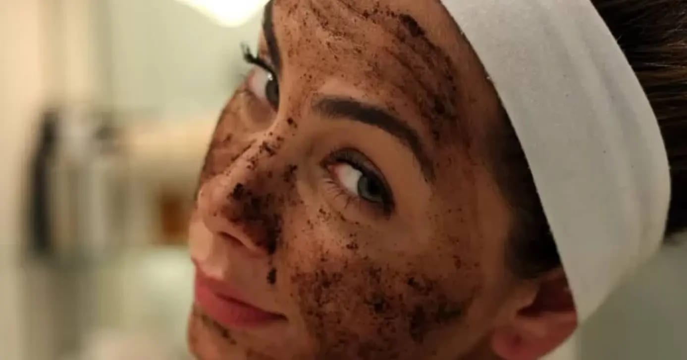 Pele de seda após os 60: Esfoliante com café +1 ingrediente ajuda a remover células mortas