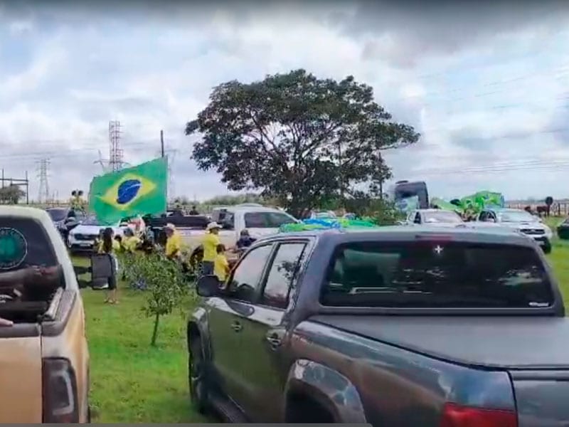 Apoiadores de Flávio Bolsonaro fazem carreata em Assis na véspera do 2º turno