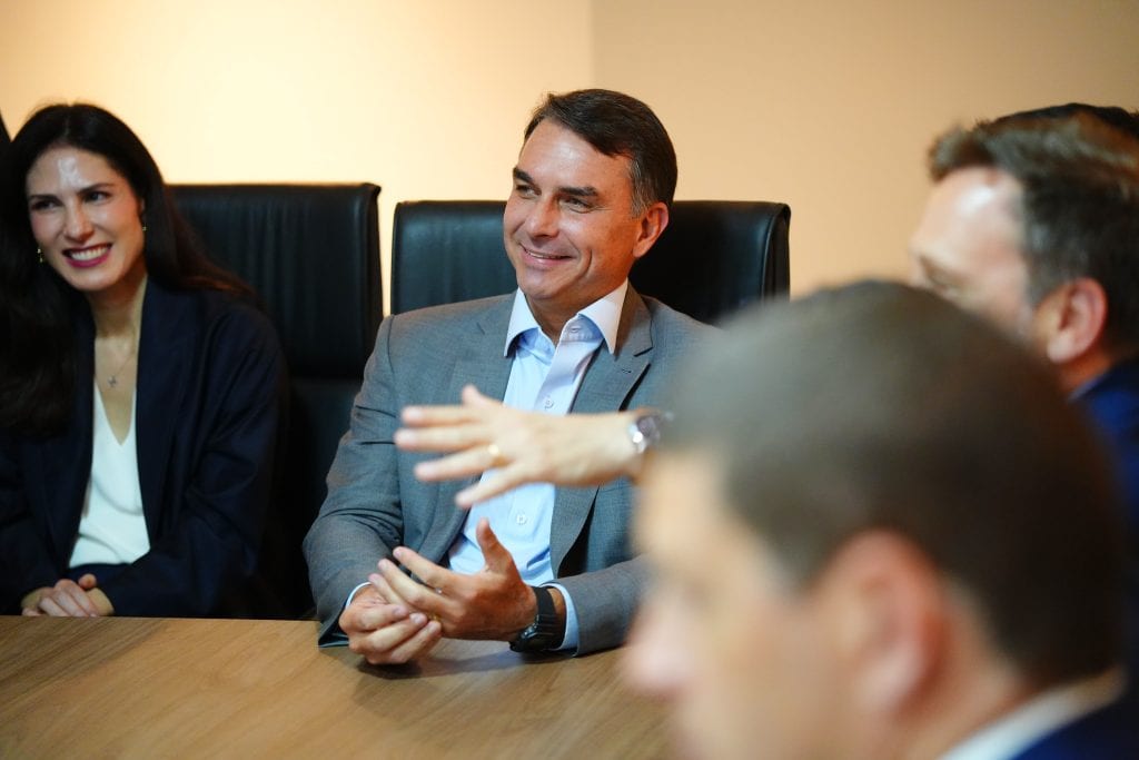Líder do partido de Bolsonaro na Câmara dos Deputados diz que a meta de Flávio Bolsonaro é ficar no “zero a zero” na dis