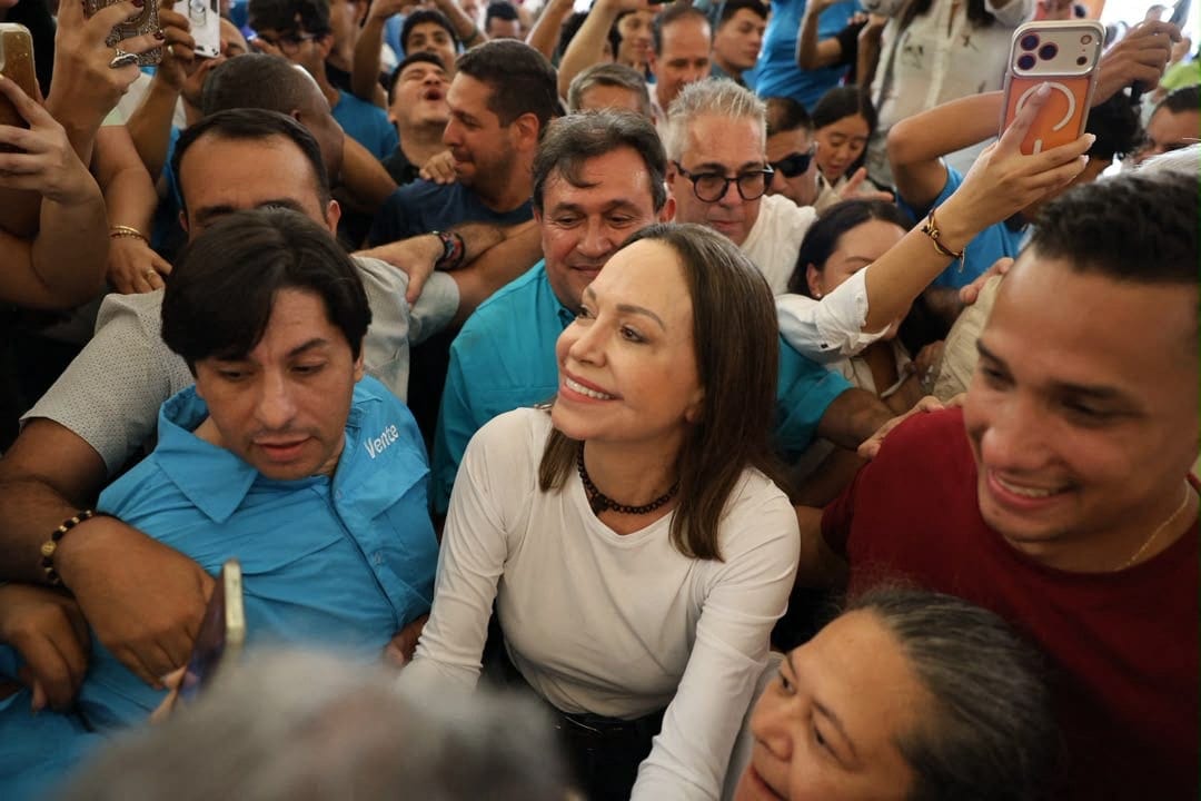 María Corina Machado, líder da oposição na Venezuela, retorna ao país após meses no exílio