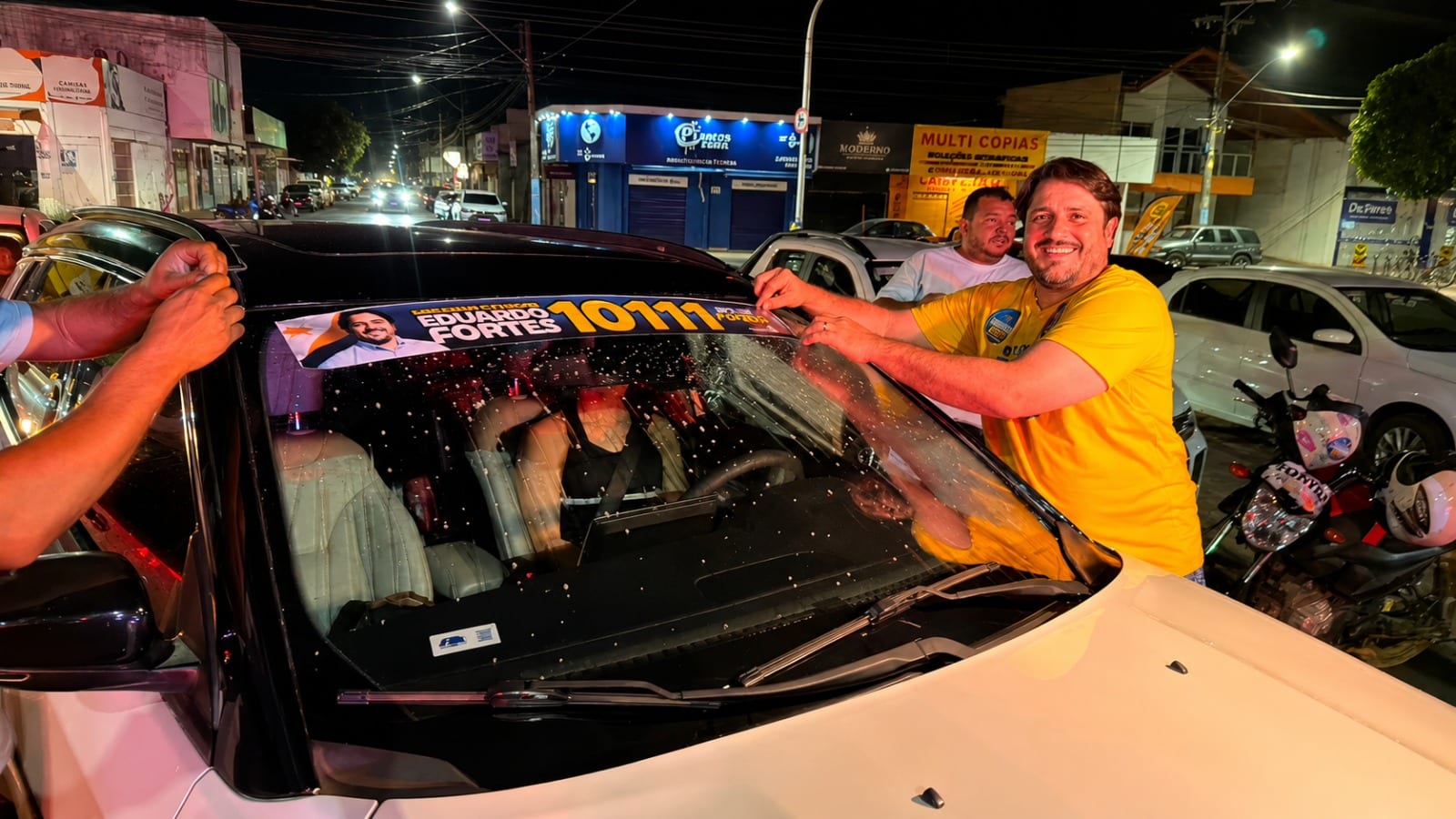 Eduardo Fortes faz adesivaço em Gurupi na noite de quinta (20)