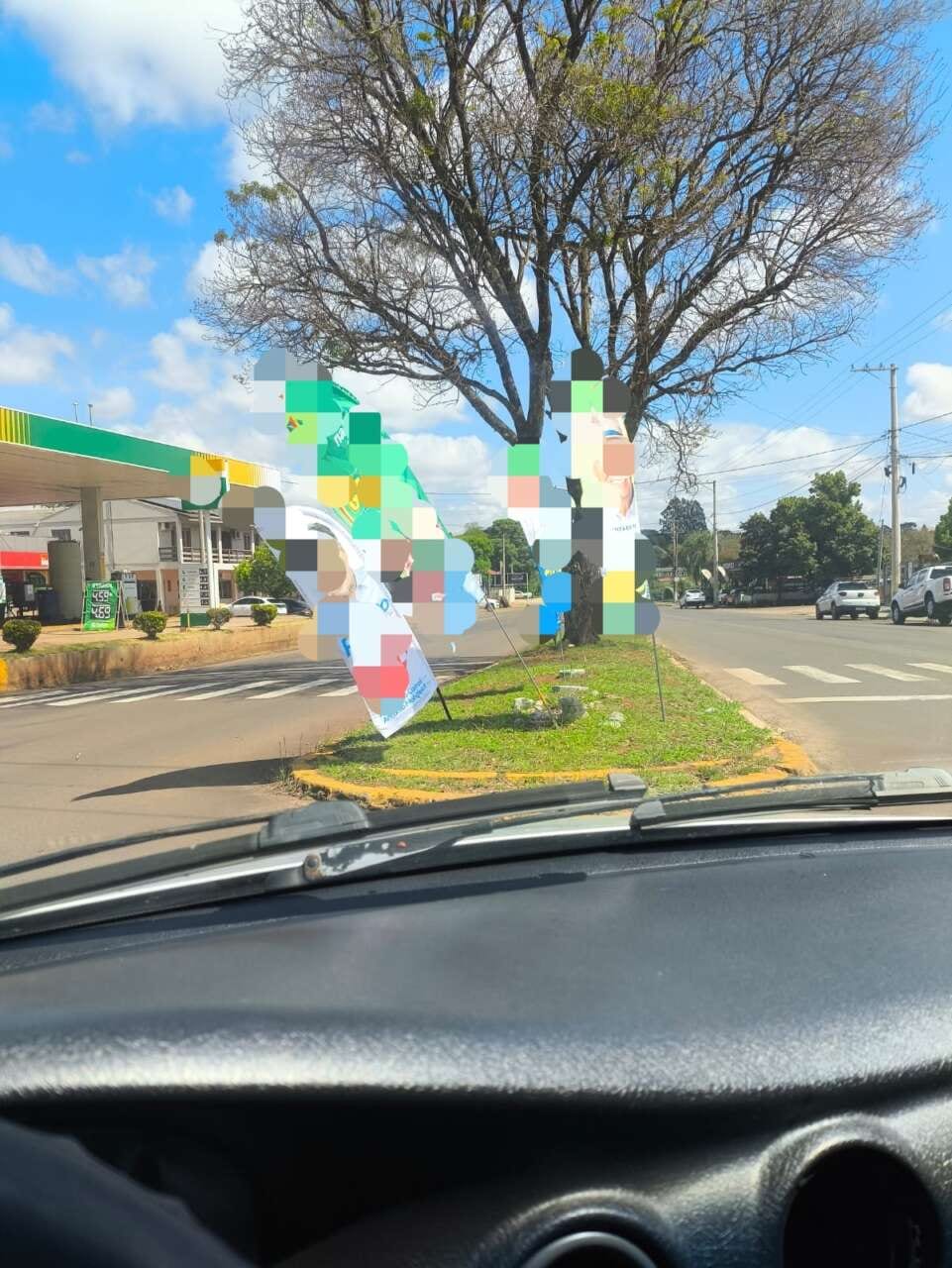 Wind banners continuam a atrapalhar motoristas na Avenida Osvaldo Werlang, em Espumoso