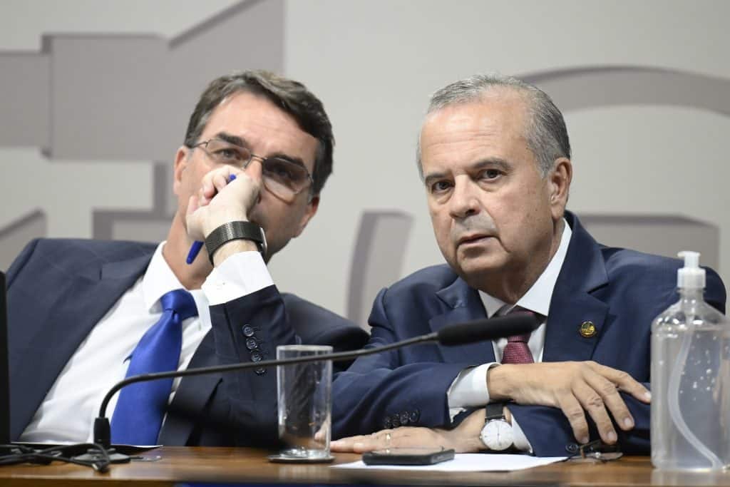 Fim da escala 6×1: Alcolumbre mantém análise para esta terça e frustra Flávio Bolsonaro, que tenta barrar proposta