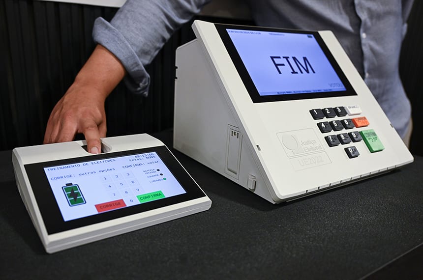 Urna eletrônica completa 30 anos com redução de 13,5 mil toneladas de papel