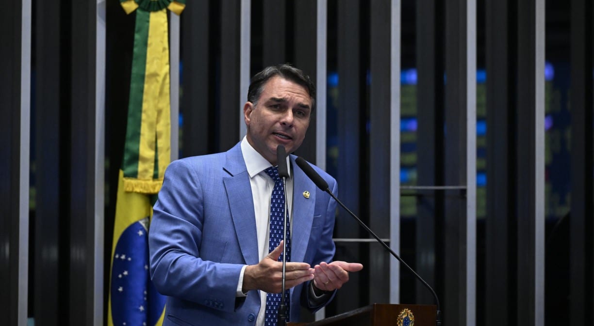 A 12 dias da eleição, Flávio Bolsonaro muda de posição e anuncia voto a favor do fim da escala 6x1