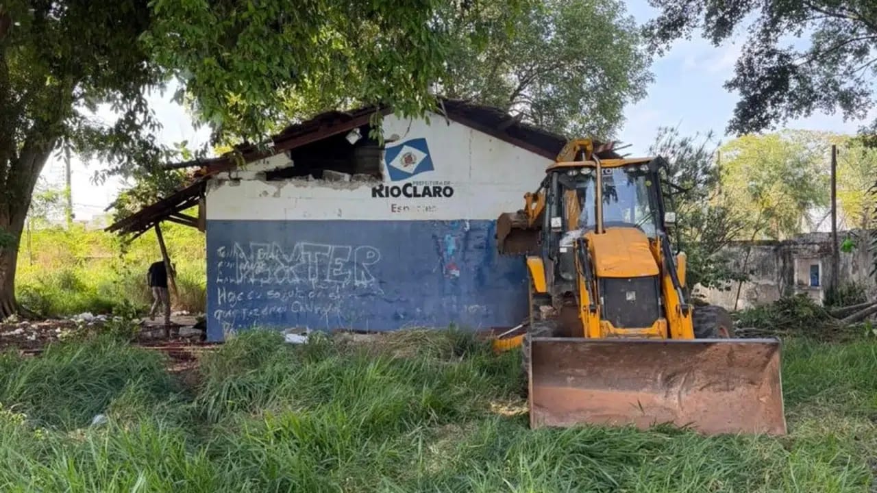 Terreno no Jardim Donangela é limpo e construção é demolida nesta terça (20)