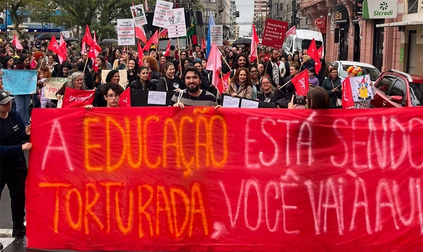 EDUCAÇÃO. Centenas de professores enfrentam a chuva em protesto por direitos e valorização profissional