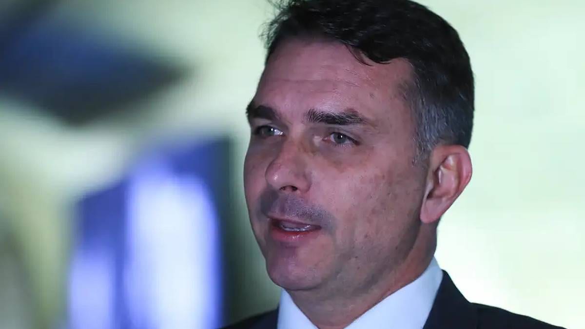 Flávio Bolsonaro eleito? Expectativa após 1° turno derruba dólar abaixo dos R$ 5 e coloca estas 4 ações no radar dos ban