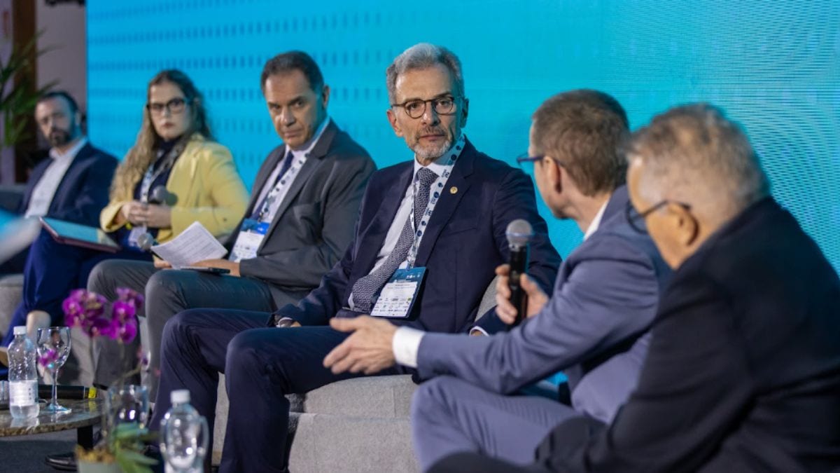 Ministro do TST pede mudança na lei e qualificação para adaptar portos à automação