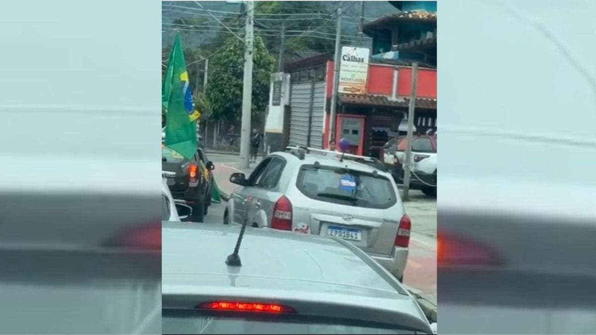 Motorista com adesivos de apoio a Lula é suspeito de atropelar duas crianças em carreata pró-Flávio Bolsonaro
