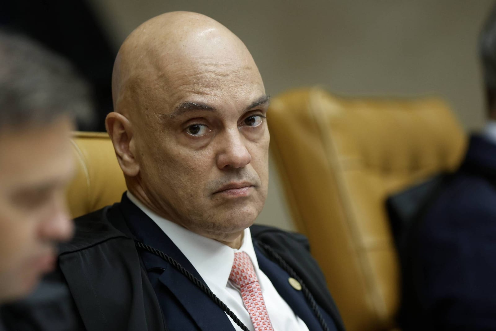 Entenda o que pode acontecer com Moraes após revelação de mensagens com Vorcaro