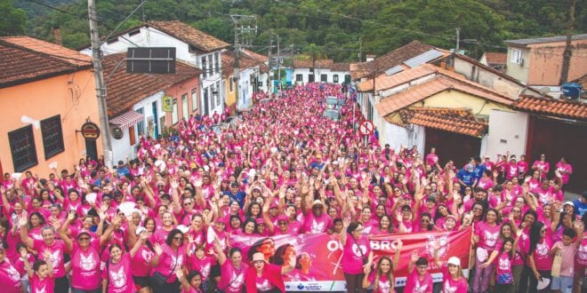 Caminhada mobiliza população na luta contra o câncer de mama em Santana de Parnaíba