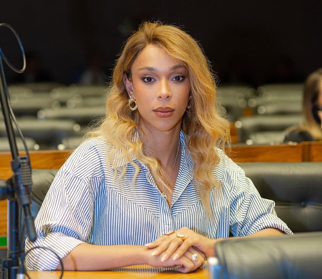 Erika Hilton pede bloqueio de bens de Flávio Bolsonaro após fuga dele e da esposa para os Estados Unidos