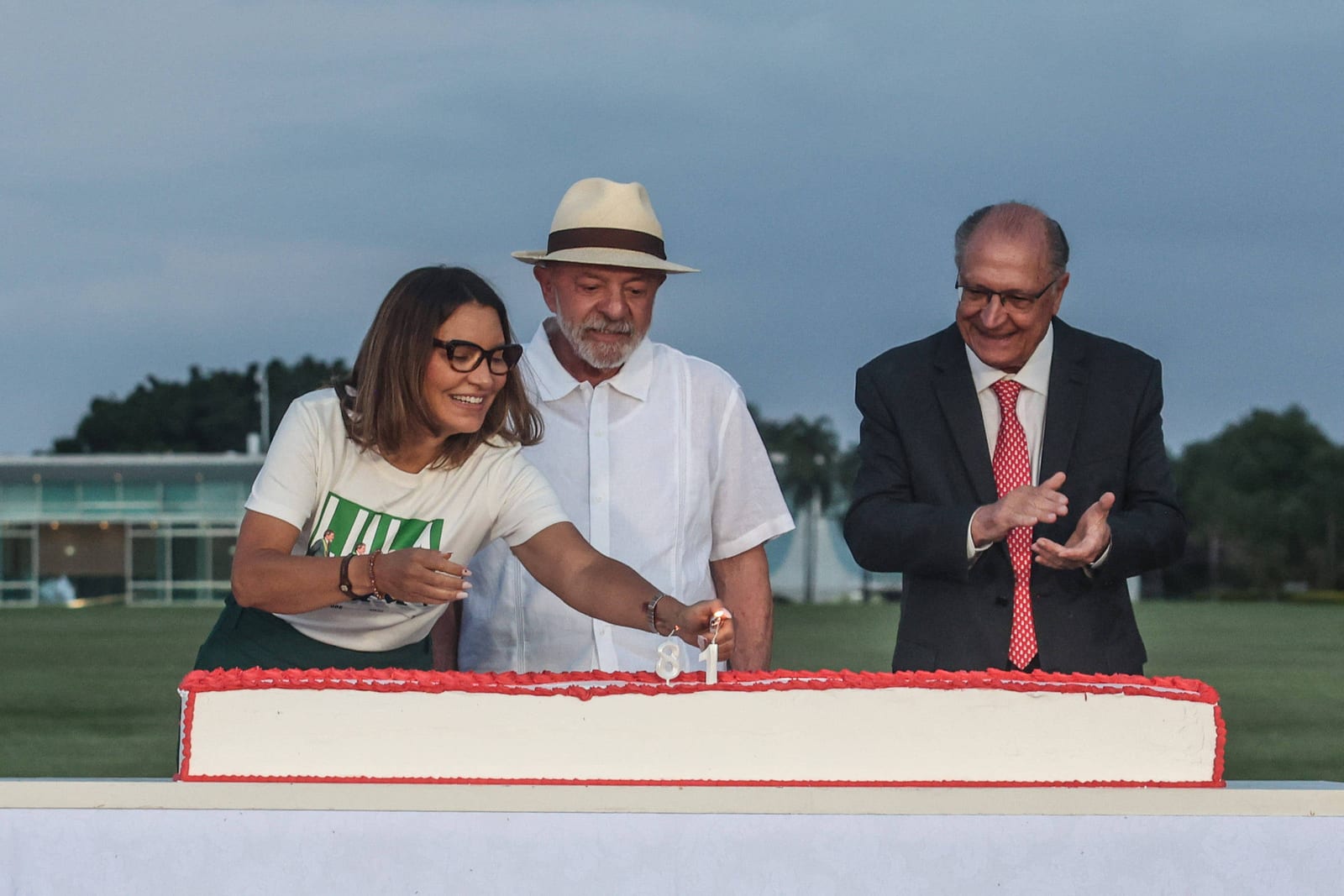 Lula comemora 81 anos e diz que fuga de Flávio é vergonhosa, mas reprova decisão de Moraes