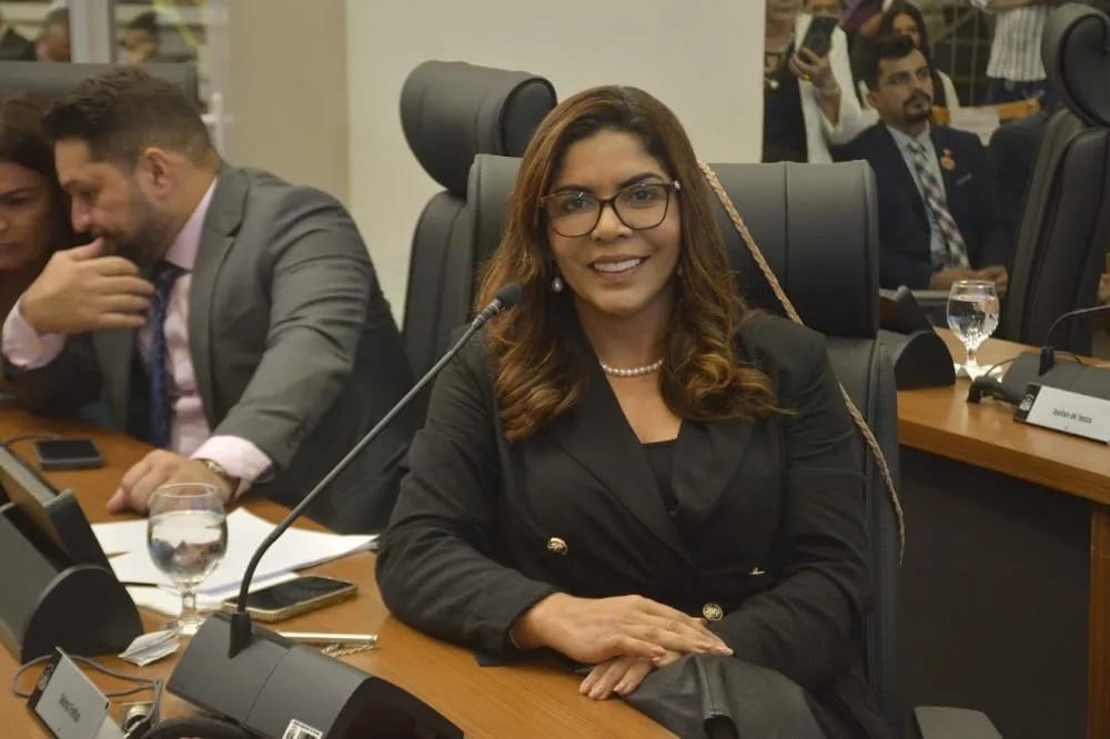 Vereadora Delma Freitas solicita troca de lâmpadas queimadas no bairro Vale do Sol